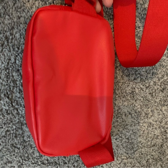 Wild Fable red crossbody bag that transitions into waist bag. NWOT. - Picture 5 of 7